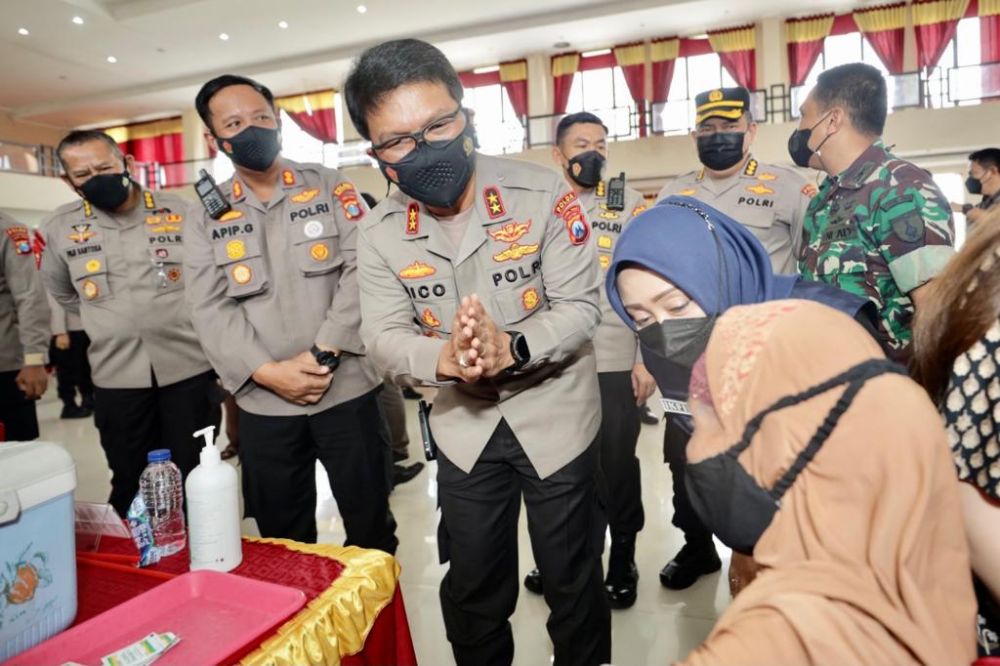 Kapolda Jatim Irjen Pol Dr Nico Afinta saat berbincang dengan anak yang akan di Vaksin