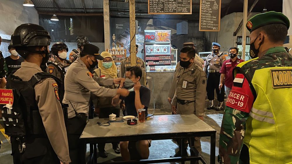 Tim gabungan Pamor Keris saat edukasi terkait Protokol Kesehatan Omicron