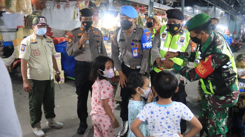 Tim gabungan Pamor Keris saat edukasi Protokol Kesehatan ke warga dan berbagi masker