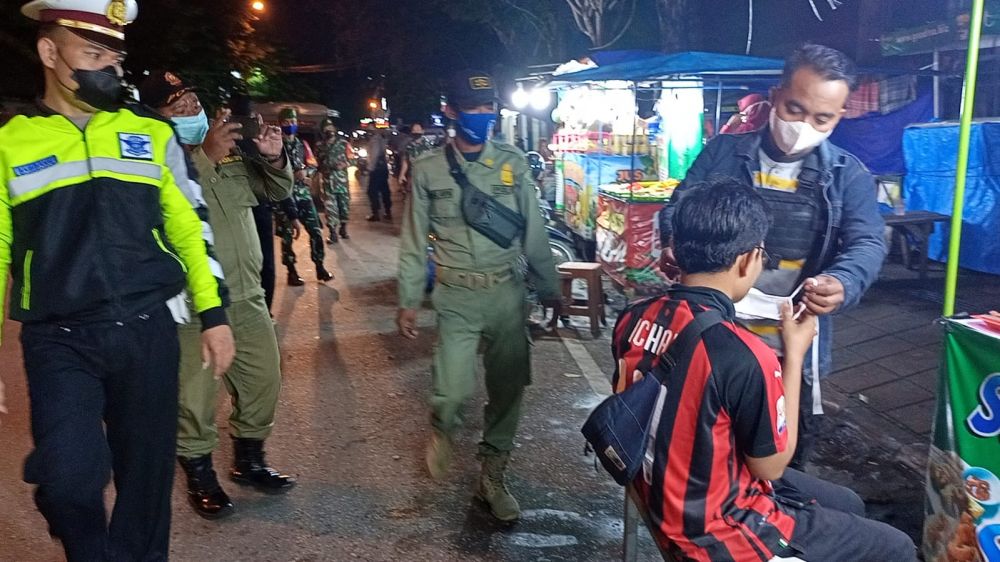 Tim gabungan Pamor Keris saat memberikan keterangan terkait Protokol Kesehatan dan bagi masker