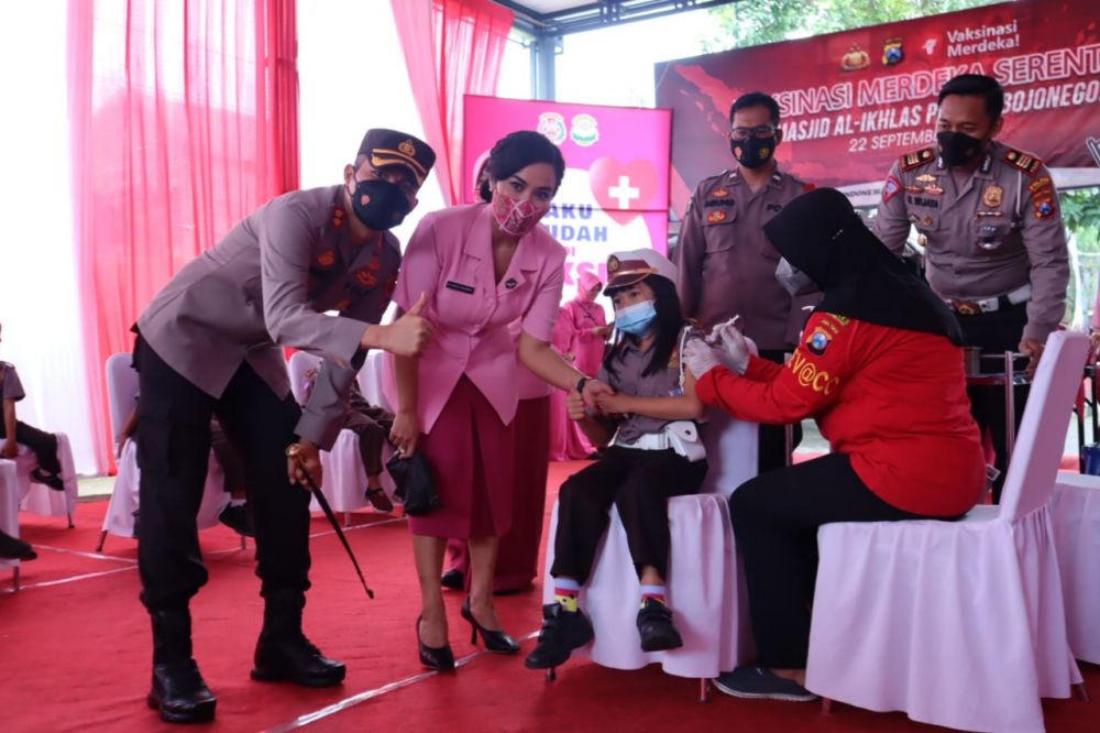 Kapolres Bojonegoro AKBP Muhammad dan Ketua Pengurus Yayasan Kemala Bhayangkari Cabang Bojonegoro Ny. Anggun Muhammad saat tinjau vaksin anak