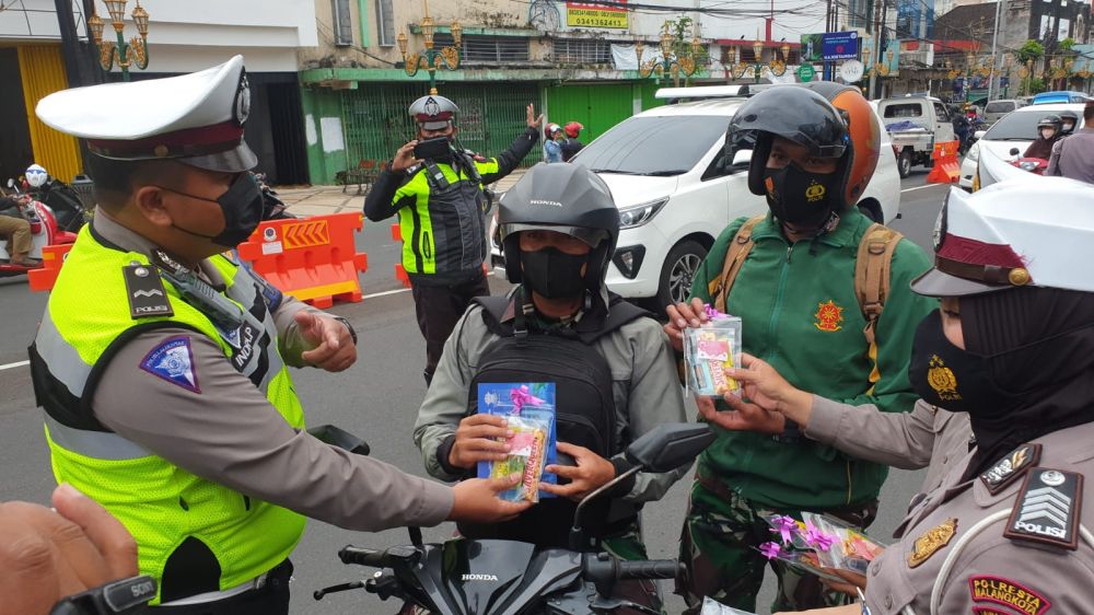 Polresta Malang Kota berikan hadiah pengendara bermotor di hari Valentine