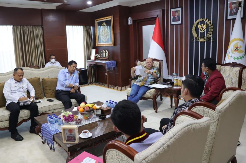 Hima Persis saat mengundang Ketua DPD RI AA LaNyalla Mahmud Mattalitti