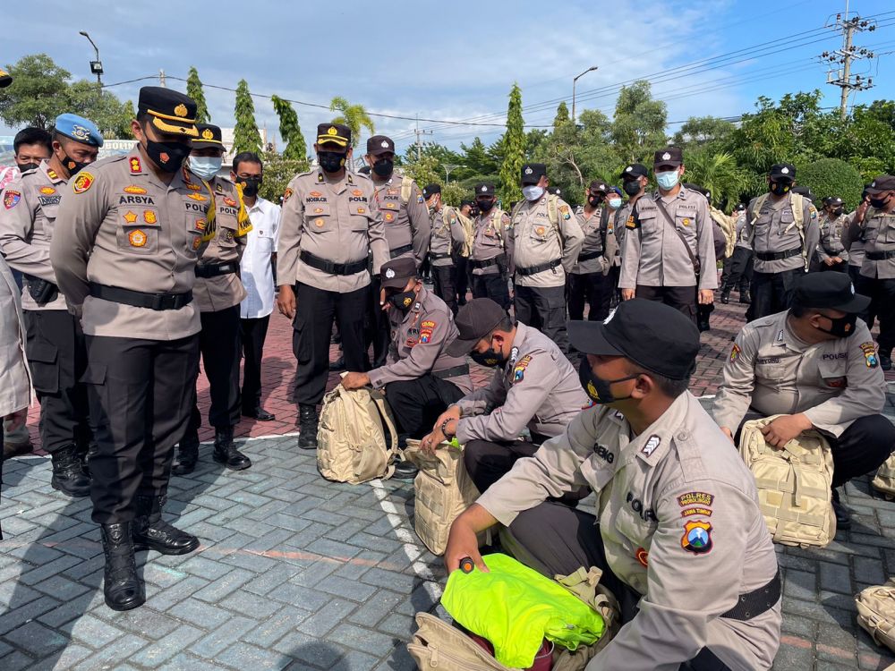 Kapolres Probolinggo AKBP Teuku Arsya Khadafi saat cek kesiapan pasukan pengamanan Pilkades