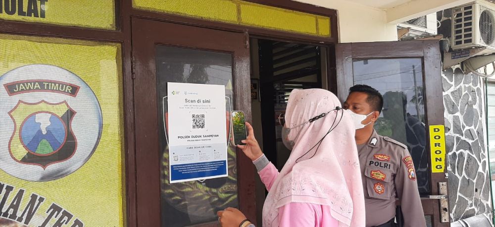 Polres Gresik Gunakan PeduliLindungi, Tekan Sebaran Covid-19