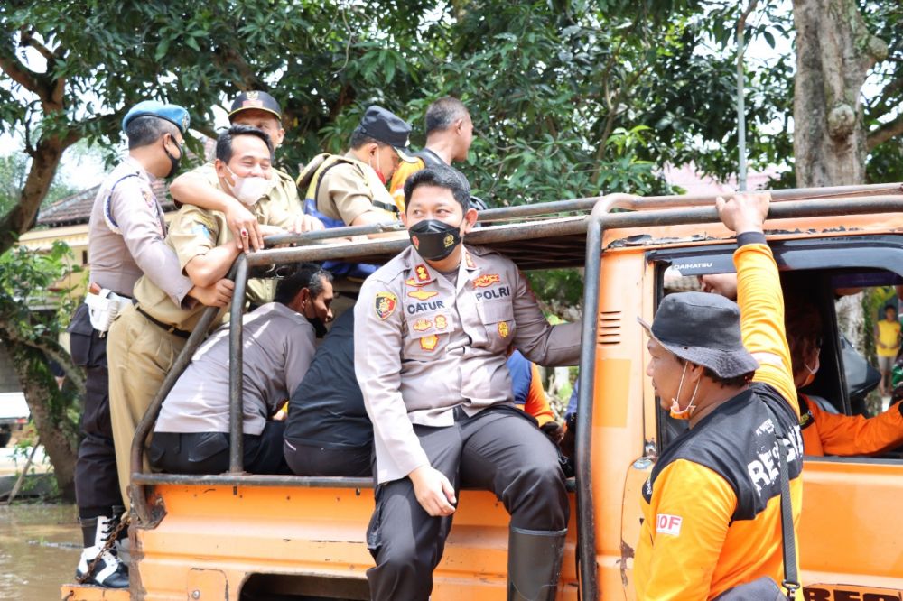 Kapolres Ponorogo AKBP Catur C. Wibowo saat ikut dalam penanganan evakuasi korban banjir