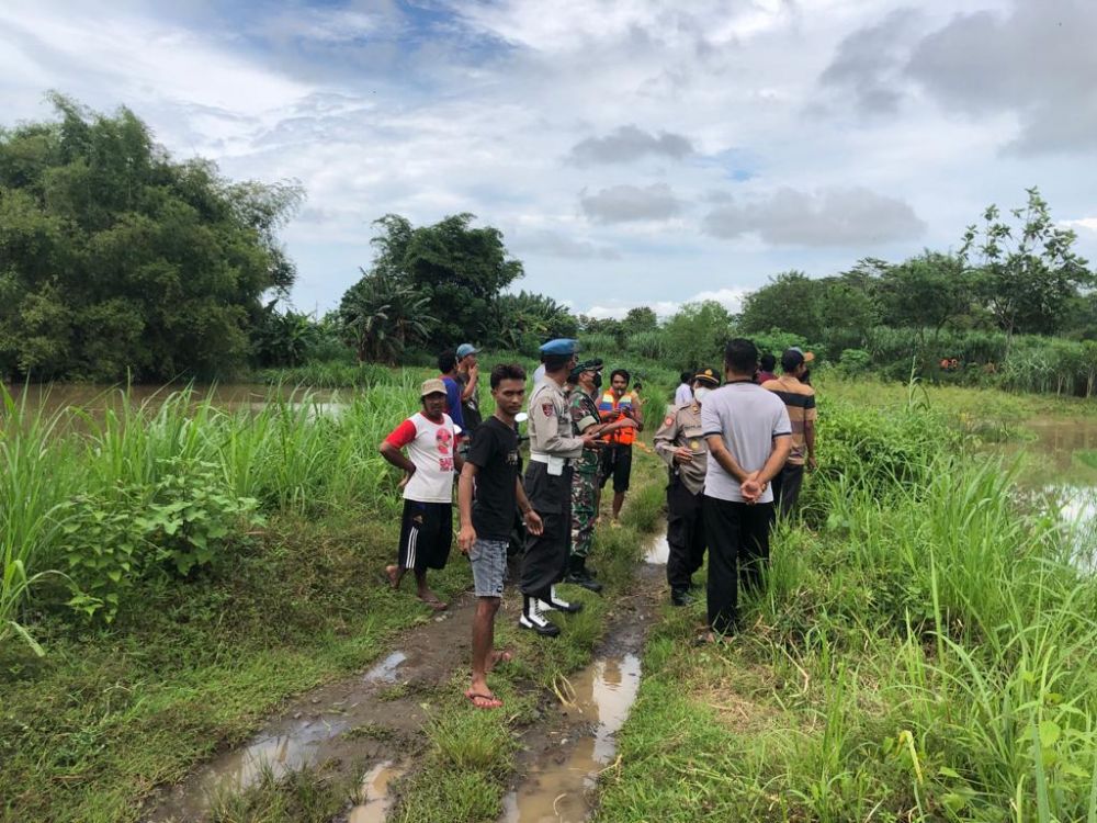 Pihak Kepolisian melakukan pencarian terhadap korban bunuh diri