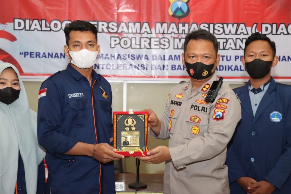 Kapolres Magetan AKBP Yakhob Silvana Delareskha saat memberikan kenangan ke mahasiswa