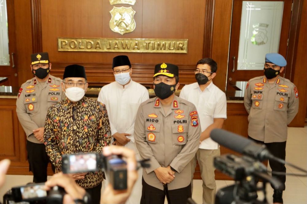 Kapolda Jatim Irjen Pol Dr Nico Afinta bersama Ketum PBNU KH Yahya Cholil Staquf saat memberikan keterangan