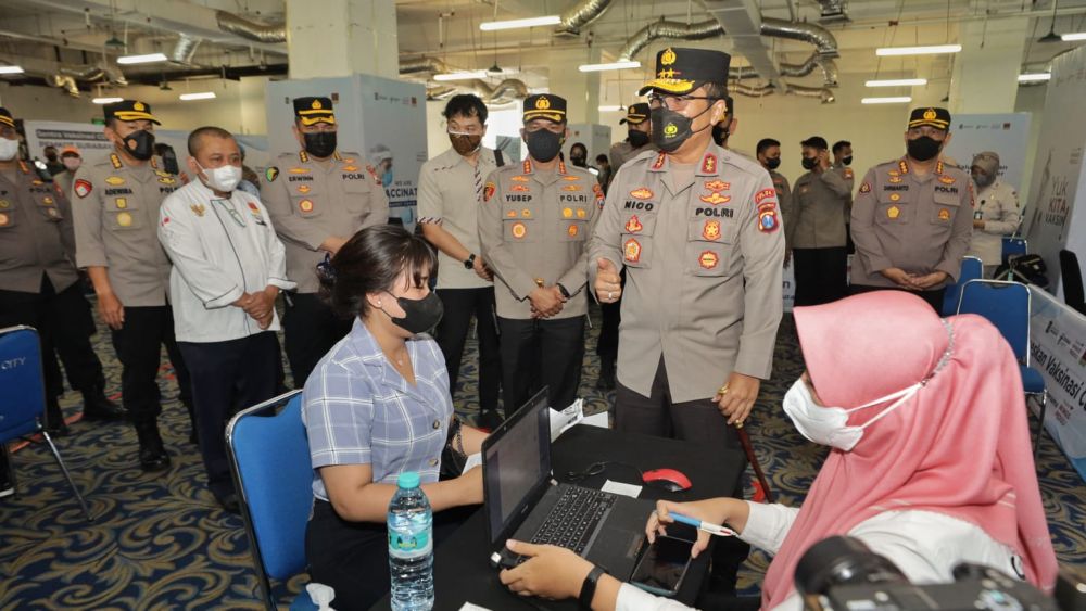Kapolda Jatim Tinjau Vaksin Serentak dan Vicon dengan Kapolri