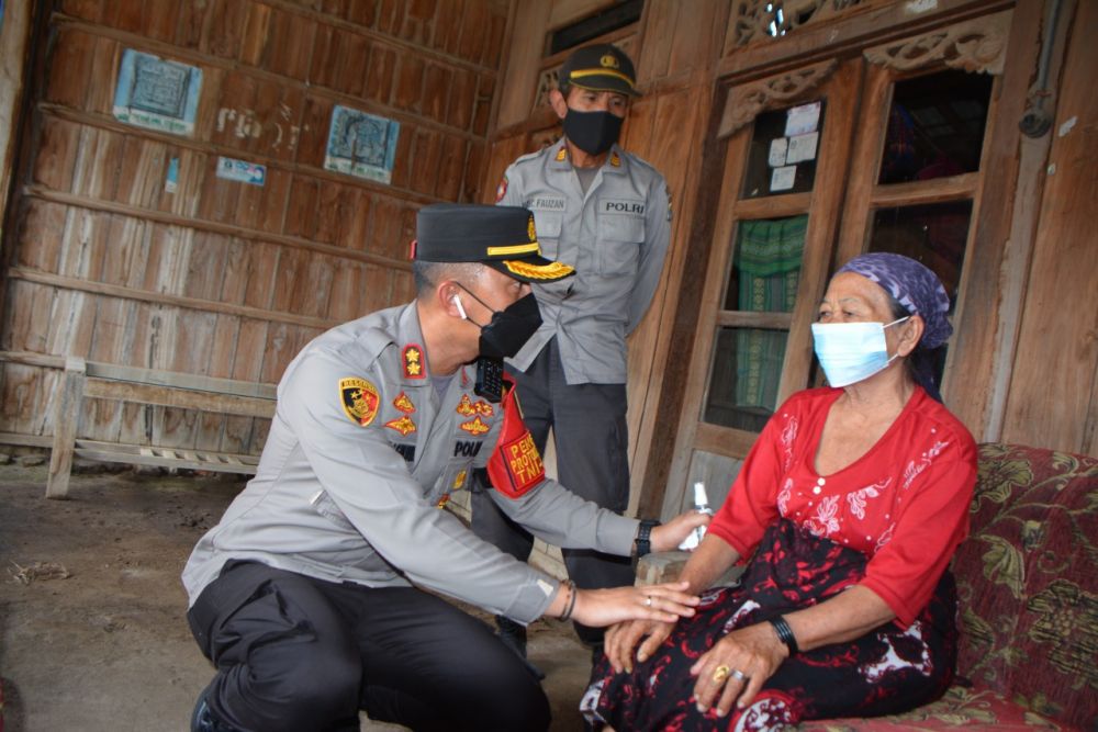 Kapolres Situbondo Edukasi Vaksin Lansia Door to Door