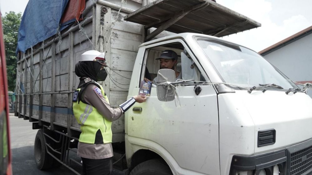 Polwan Polres Gresik saat edukasi sopir truk terkait ODOL
