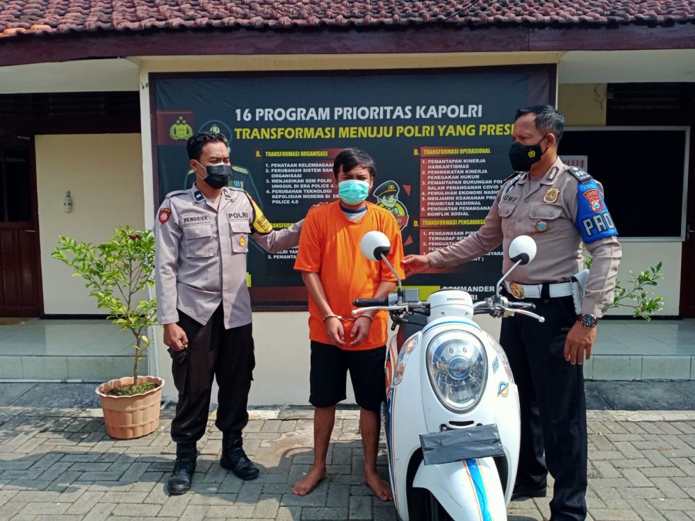 Tersangka diamankan Polisi beserta barang bukti