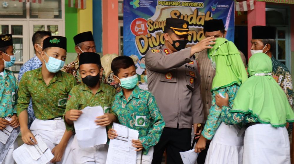 Kapolres Gresik Cek Vaksin Serentak di MI Sabilul Mubtadin