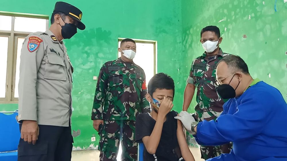 Petugas satgas Covid-19 dampingi anak saat vaksin Booster