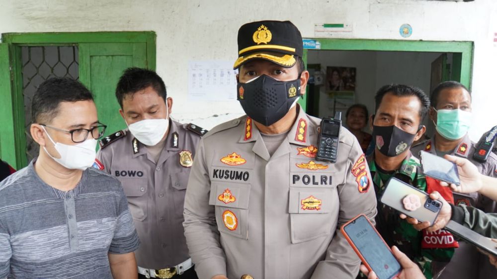 Kapolresta Sidoarjo Kombes Pol Kusumo Wahyu Bintoro saat sambangi bocah Gastroschisis