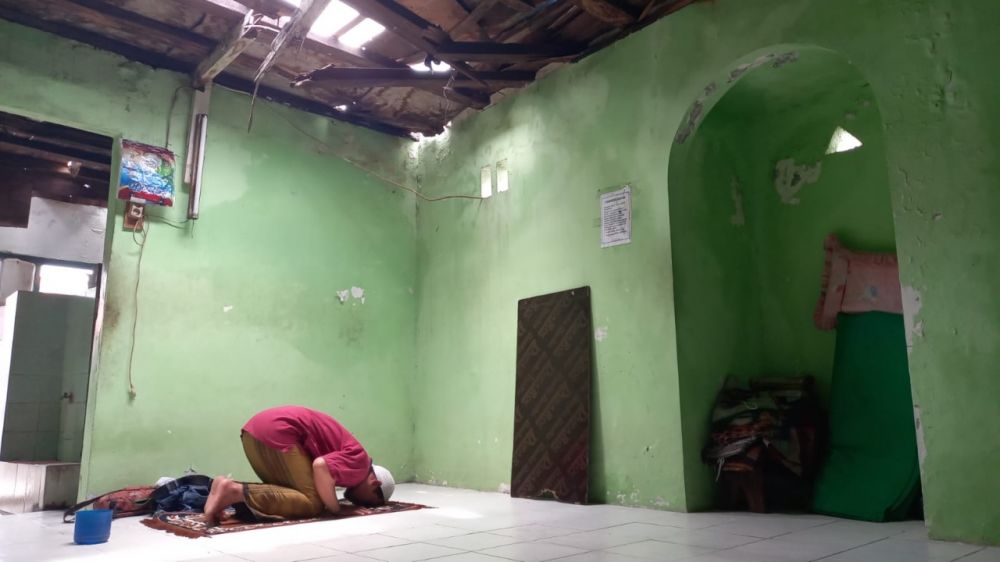Musholla tanpa nama yang tak dihiraukan hampir ambruk di makan usia