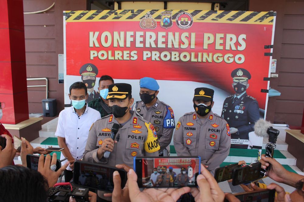 Kapolres Probolinggo AKBP Teuku Arsya Khadafi saat memberikan keterangan 