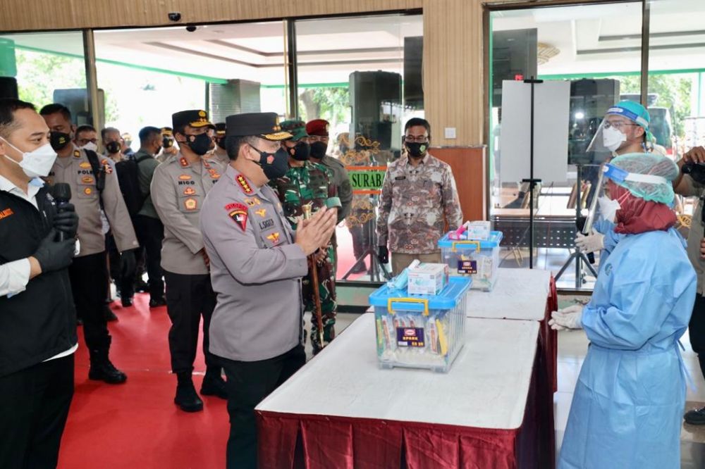 Kapolri Jenderal Listyo Sigit Prabowo cek Vaksin di dampingi Forkopimda Jatim di hotel Asrama Haji Surabaya