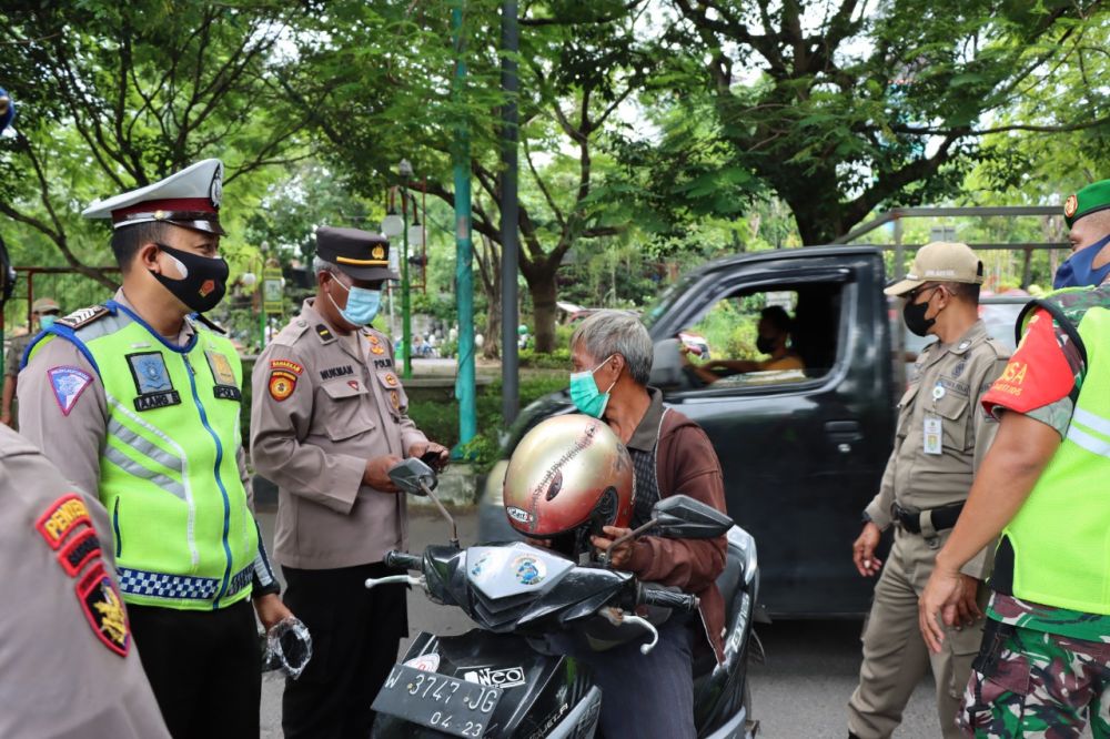 Polres Gresik bersama tim gabungan Pamor Keris terus lakukan Ops Yustisi Prokes