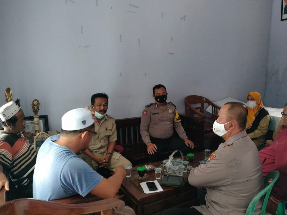 Bhabinkamtibmas Polres Probolinggo saat lakukan mediasi terkait penyegelan TK dan Paud 