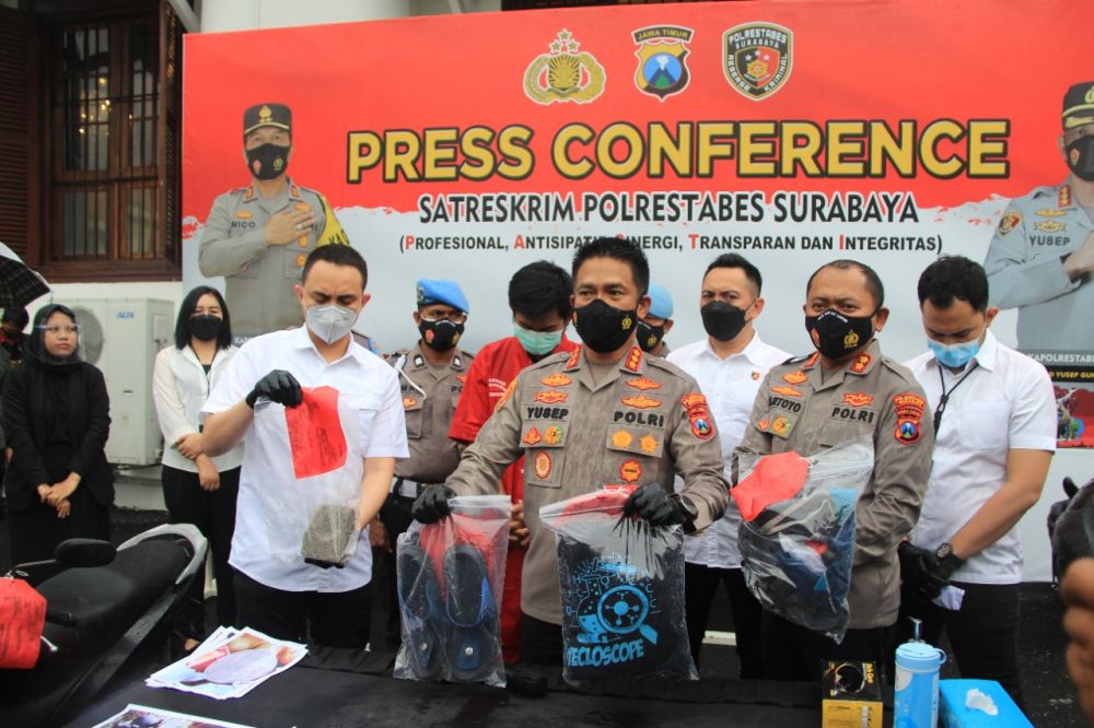 Tersangka diamankan Polisi beserta barang buktinya