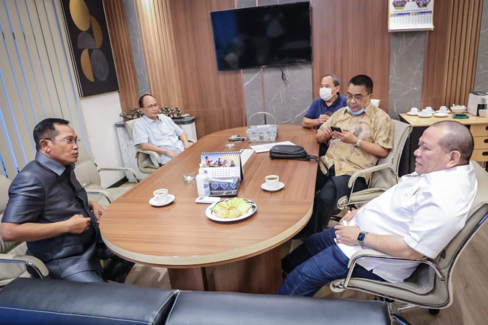 Ketua DPD RI saat menerima aspirasi kepala dinas komunikasi dan informasi (Kadis Kominfo Jatim) Hudiyono di kantor Kadin Jatim 