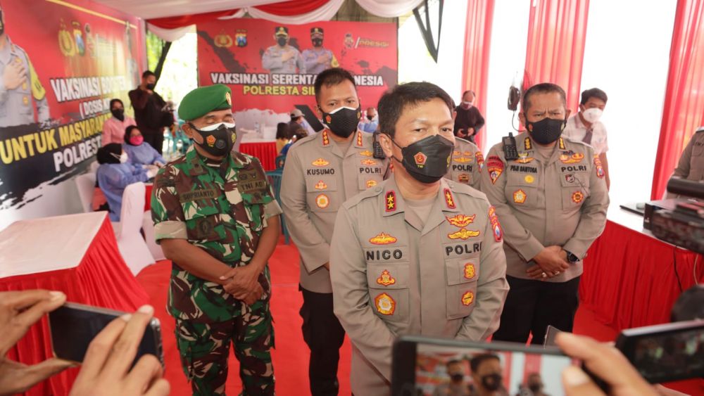 Kapolda Jatim Irjen Pol Dr Nico Afinta saat memberikan keterangan