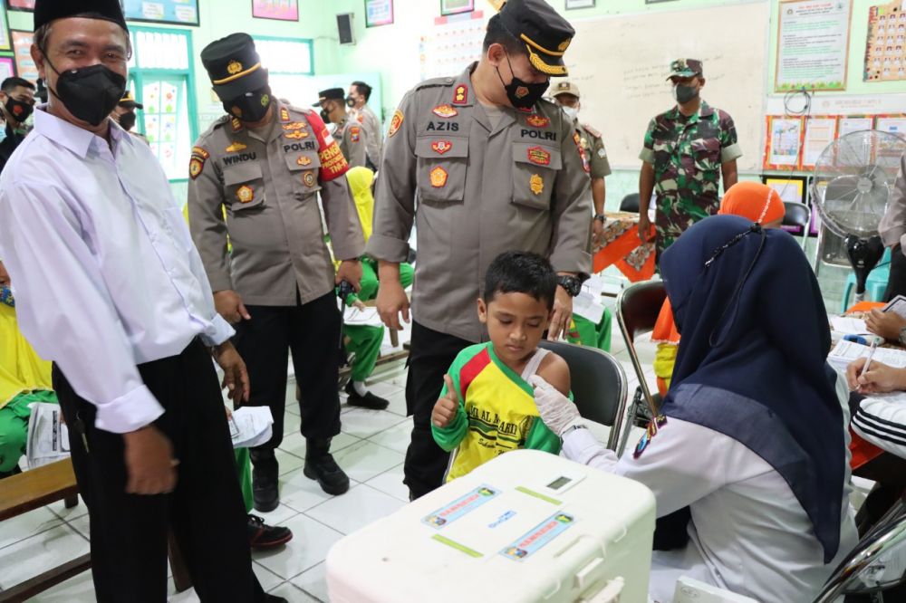 Kapolres Gresik AKBP Mochamad Nur Azis saat tinjau vaksin anak di MI Al-Ma'Arif