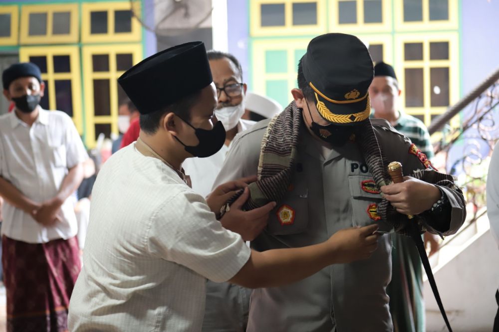 Kapolres Gresik AKBP Mochamad Nur Azis saat mendapat kejutan sorban dari Gus Makhrus