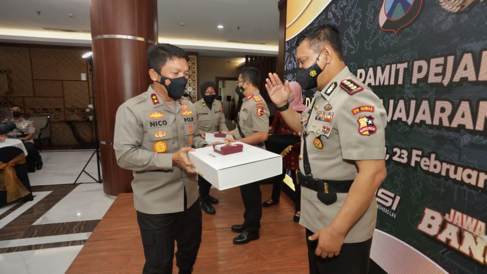 Kapolda Jatim Irjen Pol Dr Nico Afinta saat memberikan kenangan ke ex Kabid Humas Polda Jatim Kombes Pol Gatot Repli Handoko