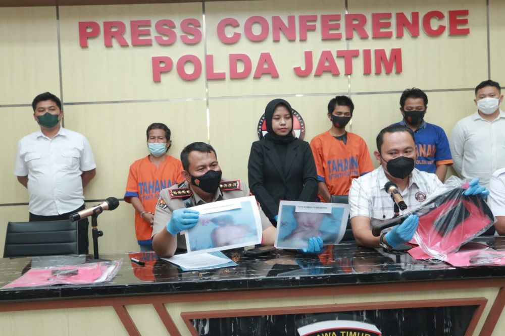 Kabid Humas Polda Jatim Kombes Pol Dirmanto di dampingi Kasubdit Jatanras Ditreskrimum Polda Jatim AKBP Lintar Mahardhono saat release ungkap kasus curanmor dan pembunuhan
