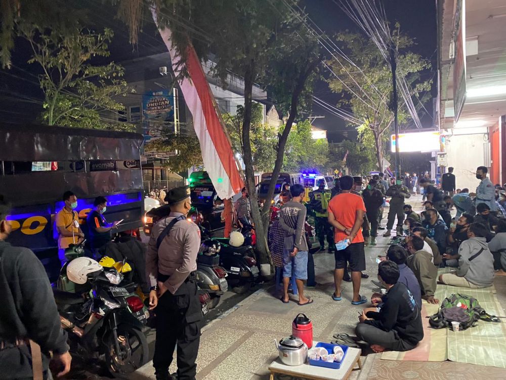 Satgas Covid-19 saat menertibkan warkop tempat nongkrong 