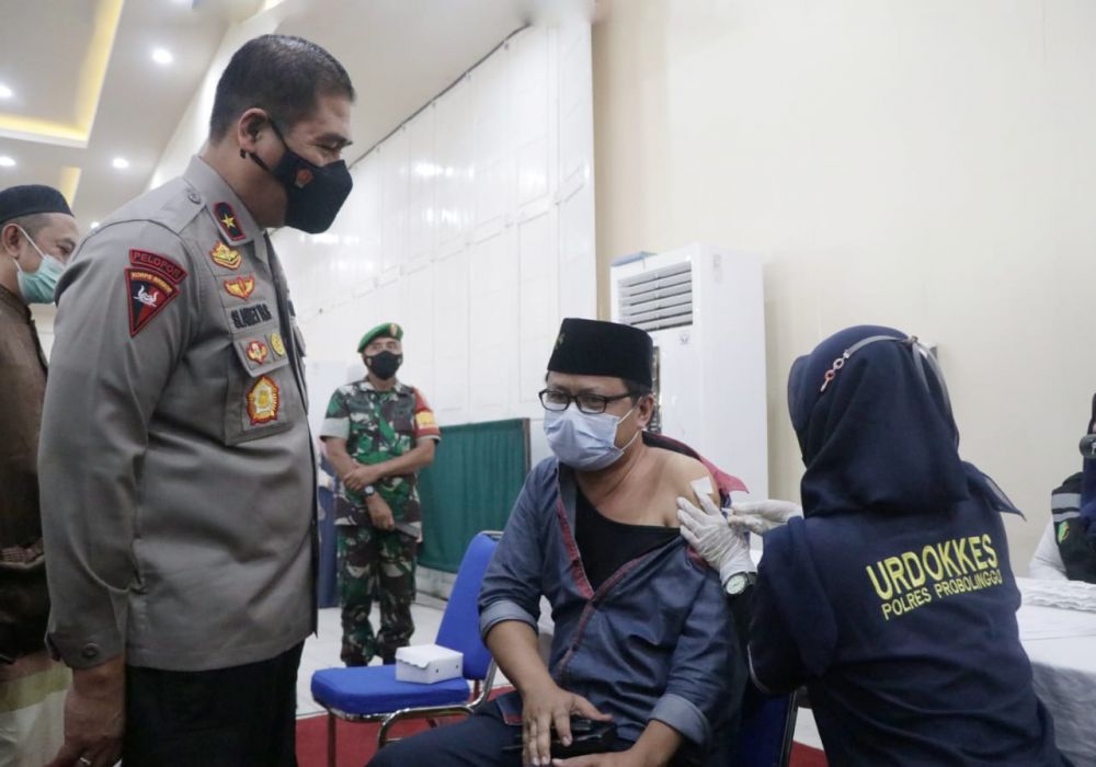 Wakapolda Jatim Brigjen Pol Slamet HS saat tinjau vaksin di Ponpes Nurul Jadid