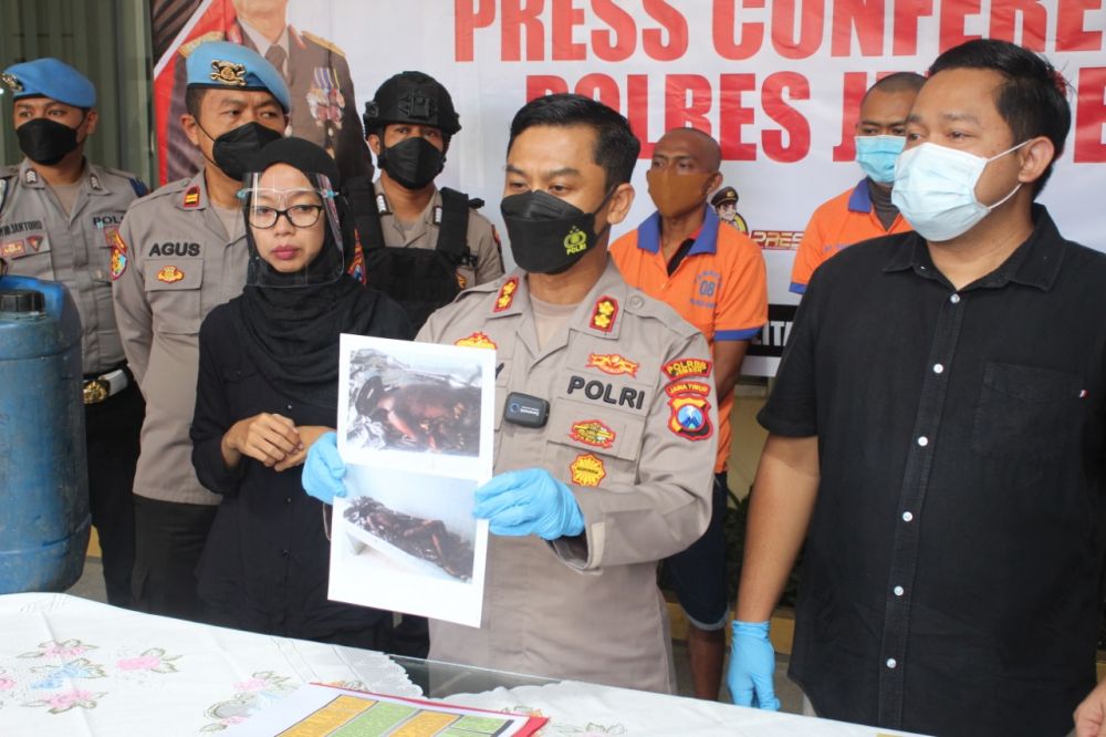 Kapolres Jember AKBP Hery tunjukkan barang bukti tersangka kasus pembunuhan 