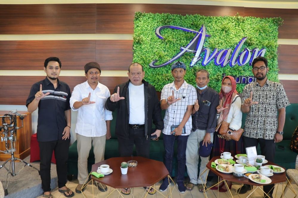 Ketua DPD RI AA LaNyalla Mahmud Mattalitti menerima aspirasi paguyuban peternak rakyat Indonesia (PPRI) Kabupaten Magetan di sela-sela kegiatan reses di Madiun Jatim 