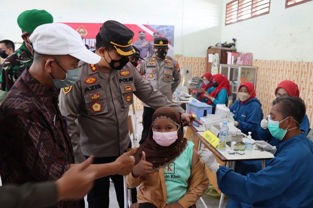 Kapolres Gresik AKBP Mochamad Nur Azis saat tinjau vaksin anak di SDN 70 Gresik