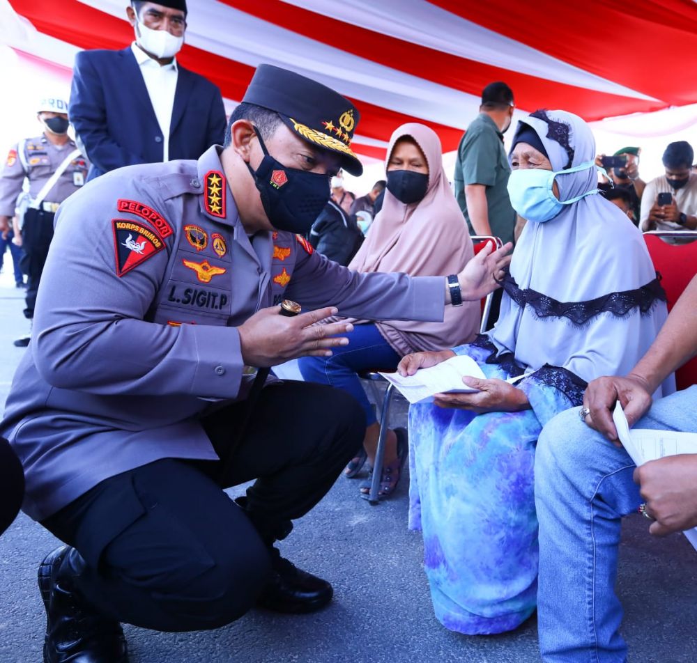 Kapolri Jenderal Listyo Sigit Prabowo saat memberikan semangat peserta Vaksin Booster 
