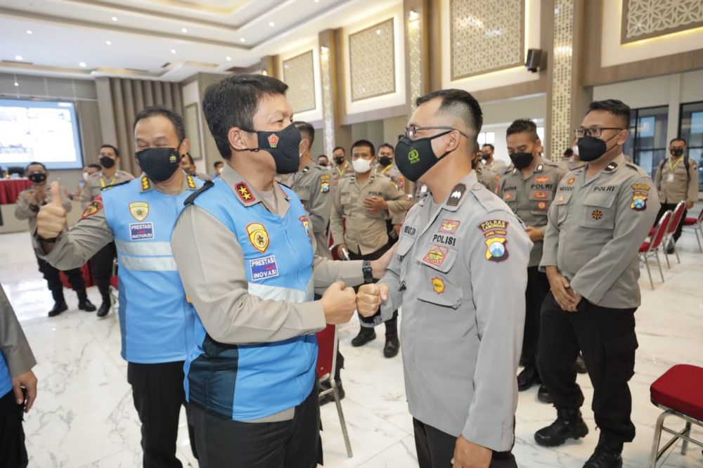 Kapolda Jatim Irjen Pol Dr Nico Afinta saat memberikan ucapan selamat pada Aipda Andreas Dwi Anggoro dari Polres Lamongan
