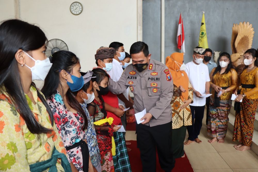 Kapolres Gresik AKBP Mochamad Nur Azis saat memberikan paket bantuan