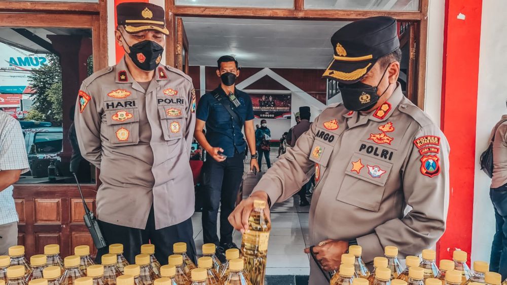 Kapolres Blitar Kota AKBP Argowiyono saat cek minyak goreng buat hadiah setelah di vaksin 