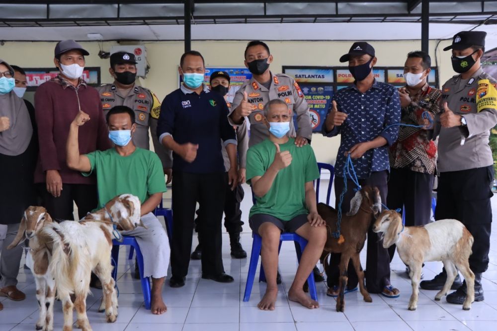 Kapolres Madiun AKBP Anton Prasetyo beri hadiah sepasang kambing ke ex. ODGJ 