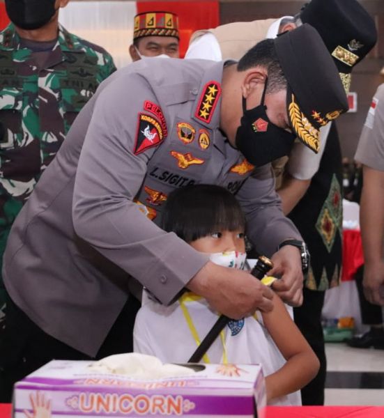 Kapolri Jenderal Listyo Sigit Prabowo saat membantu anak yang akan di Vaksin