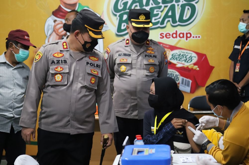 Kapolres Gresik AKBP Mochamad Nur Azis saat tinjau vaksin di PT. Mega Global Food Industi Gresik