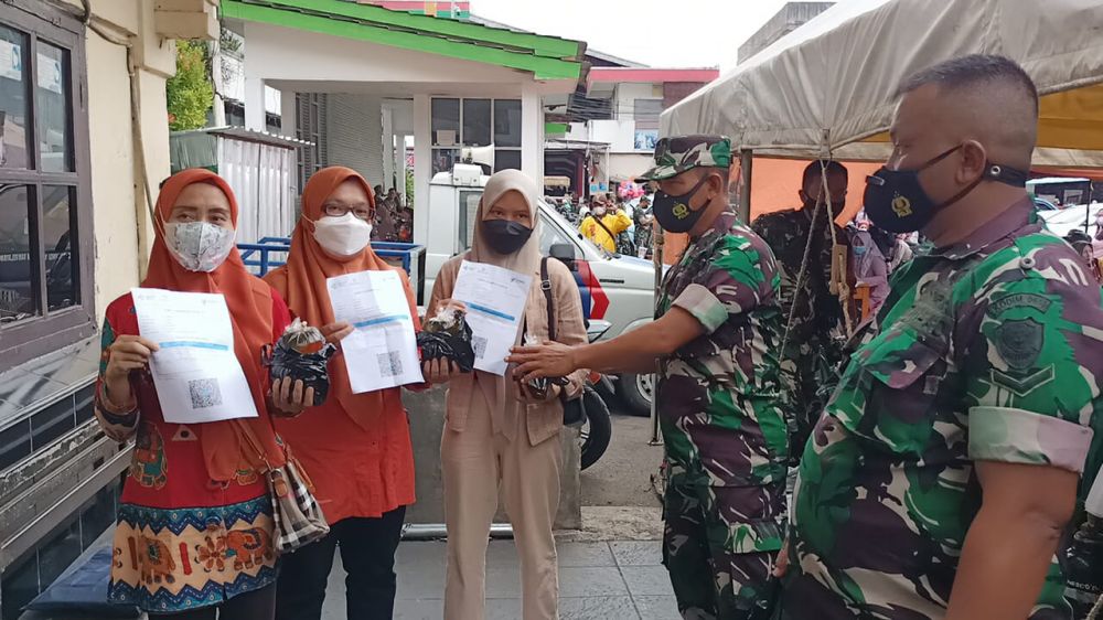 Foto saat para peserta vaksinasi dosis 3 Booster diberi bingkisan berupa minyak goreng setelah di vaksin