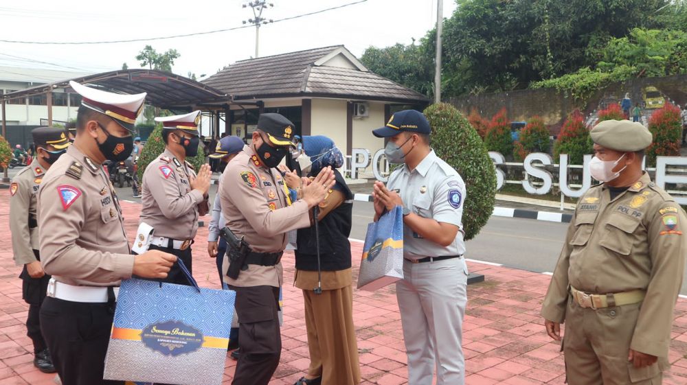 Tampak Kapolres sedang menyalami tamu undangan di acara apel gelar pasukan "OPS Keselamatan Lodaya 2022"