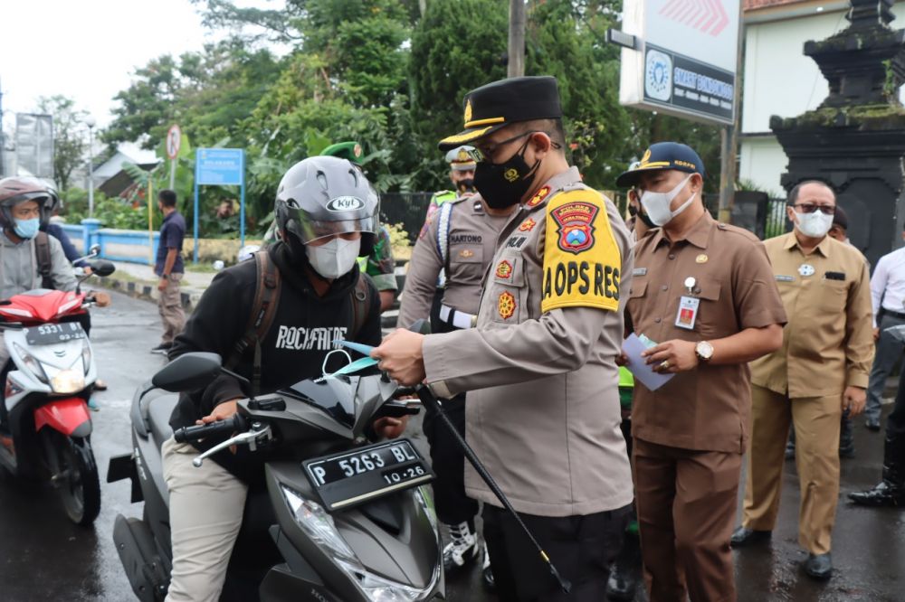Kapolres Bondowoso turun langsung bagi masker dan edukasi pengendara terkait Prokes 