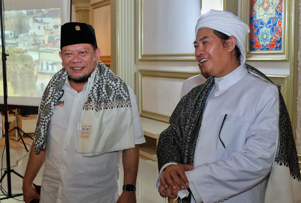 Ketua DPD RI AA LaNyalla Mahmud Mattalitti saat bersama pimpinan Ponpes Islam Internasional Asy-Syifaa Wal Mahmuudiyyah, KH. M. Muhyidin Abdul Qodir Al-Manafi saat berkunjung ke Ponpes beberapa waktu lalu 