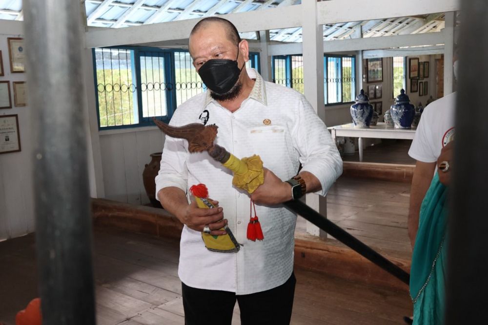 Ketua DPD RI saat kunjungi rumah Sultan Buton yang juga dijadikan sebagai pusat kebudayaan Wolio, tempat menyimpan sejumlah benda Kesultanan Buton beberapa waktu lalu 