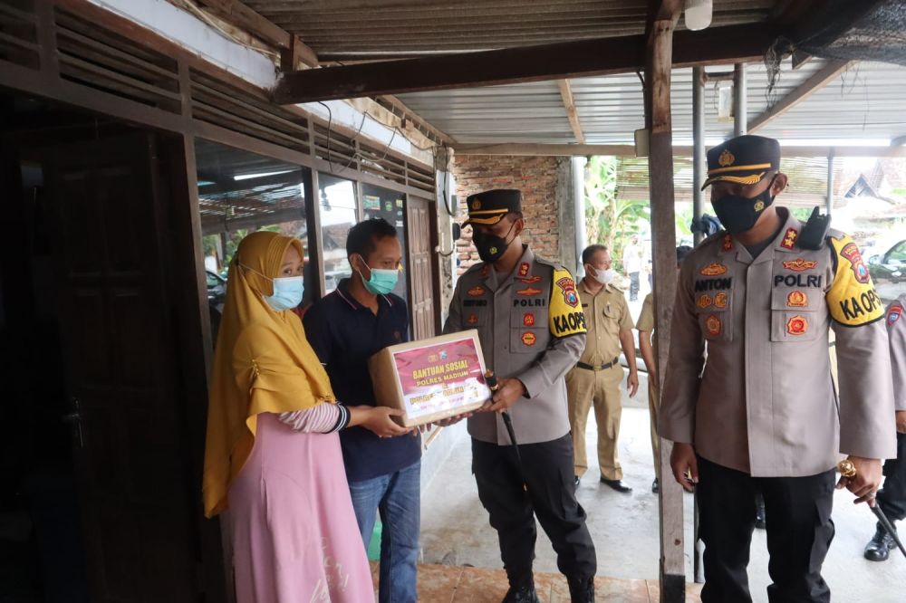 Kapolres Madiun AKBP Anton Prasetyo bersama Kapolres Madiun Kota AKBP Suryono saat memberikan paket bantuan kepada keluarga balita kelainan jantung